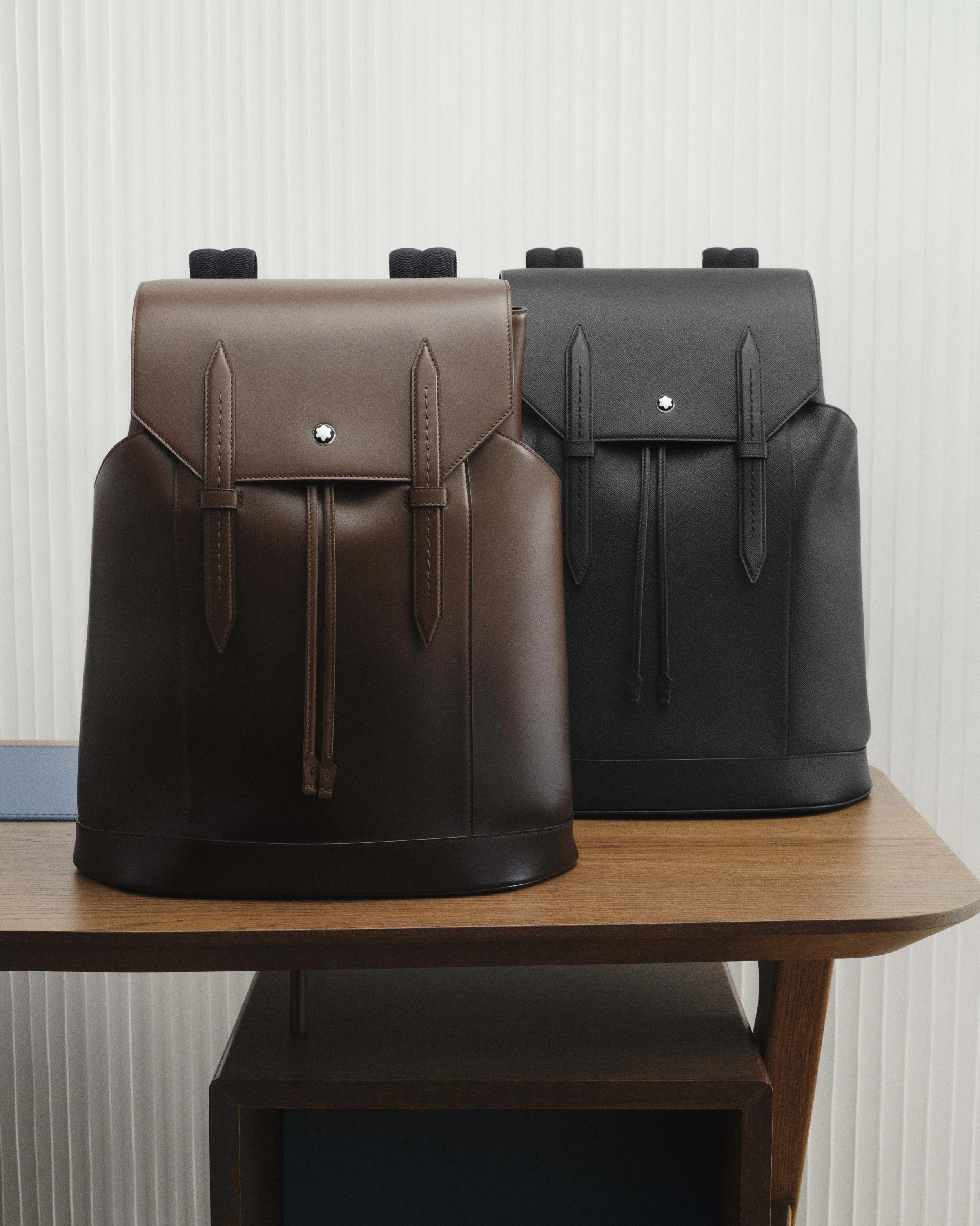 ☆新品同様☆MONTBLANC PORTABLOCCO GRANDE MONTBLANC WITH A NEW FALL/WINTER 2025 LEATHER COLLECTION — Numéro